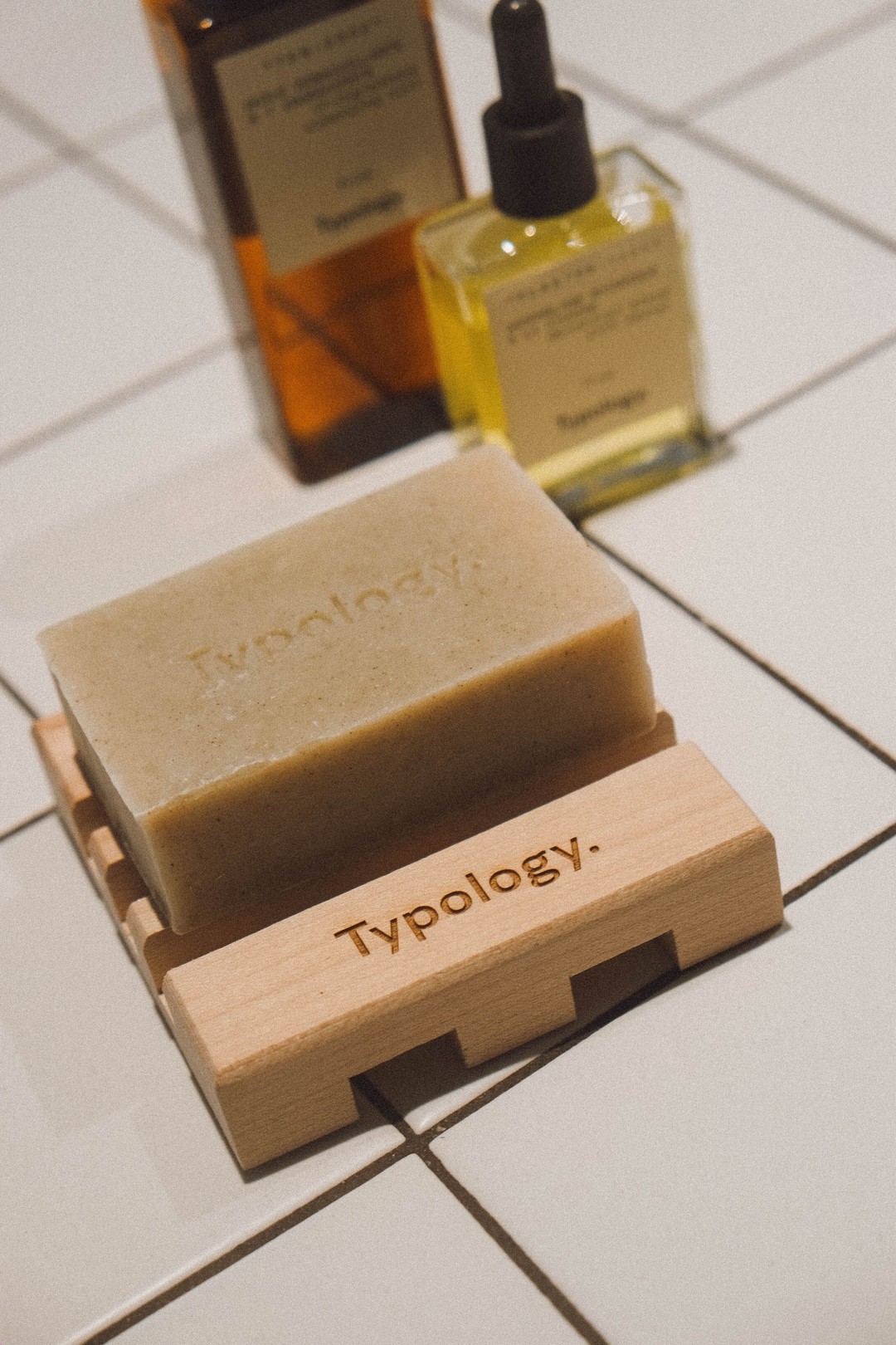 Zeephouder voor Typology, een huidverzorgingsmerk geboren in Parijs met één obsessie: het wezenlijke.