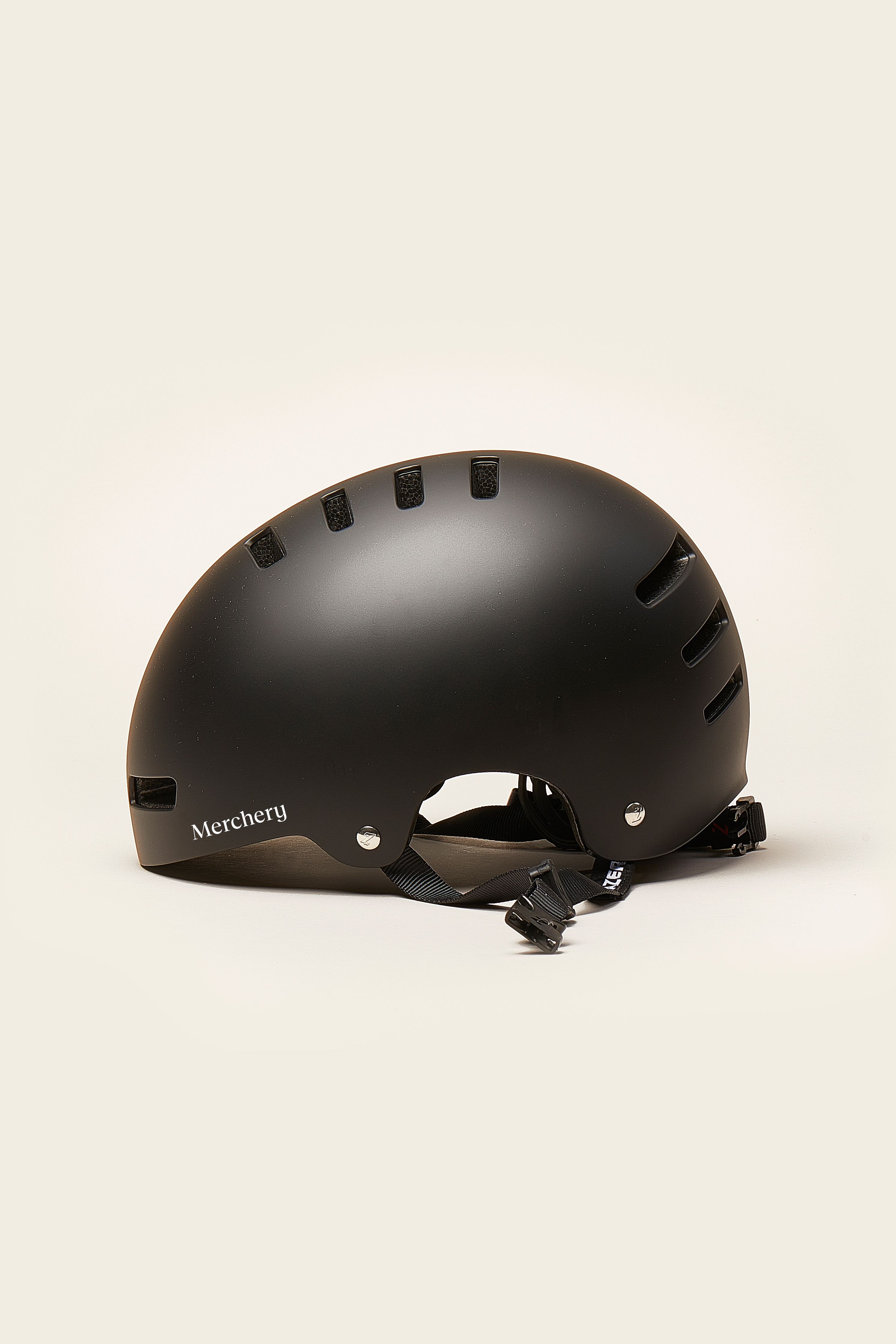 bike-helmet_black_MERCHERY-OCTOBER-20200076.jpg