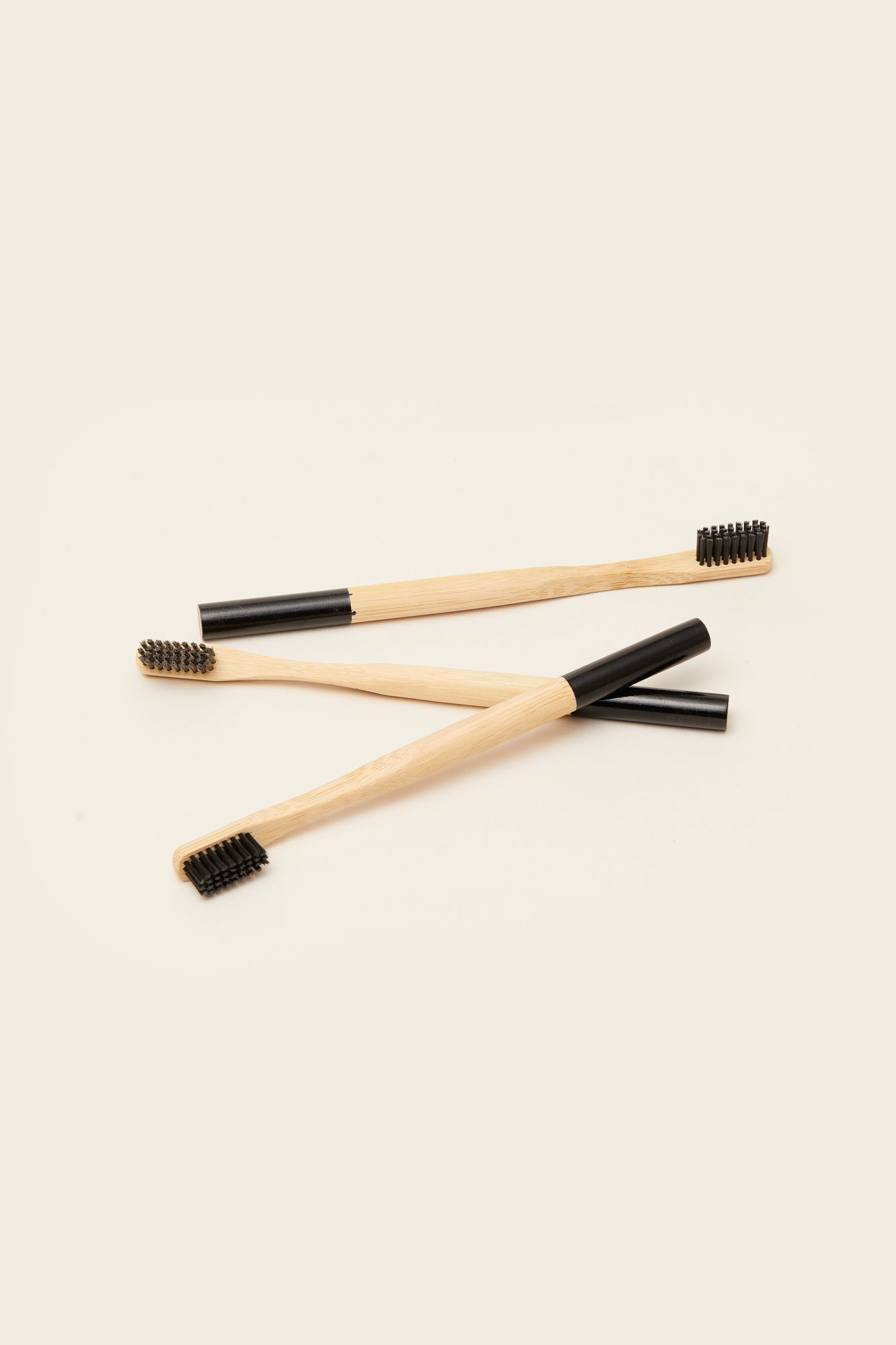 round-bamboo-toothbrush_black_12-30-PM_MERCH_PT050155.jpg