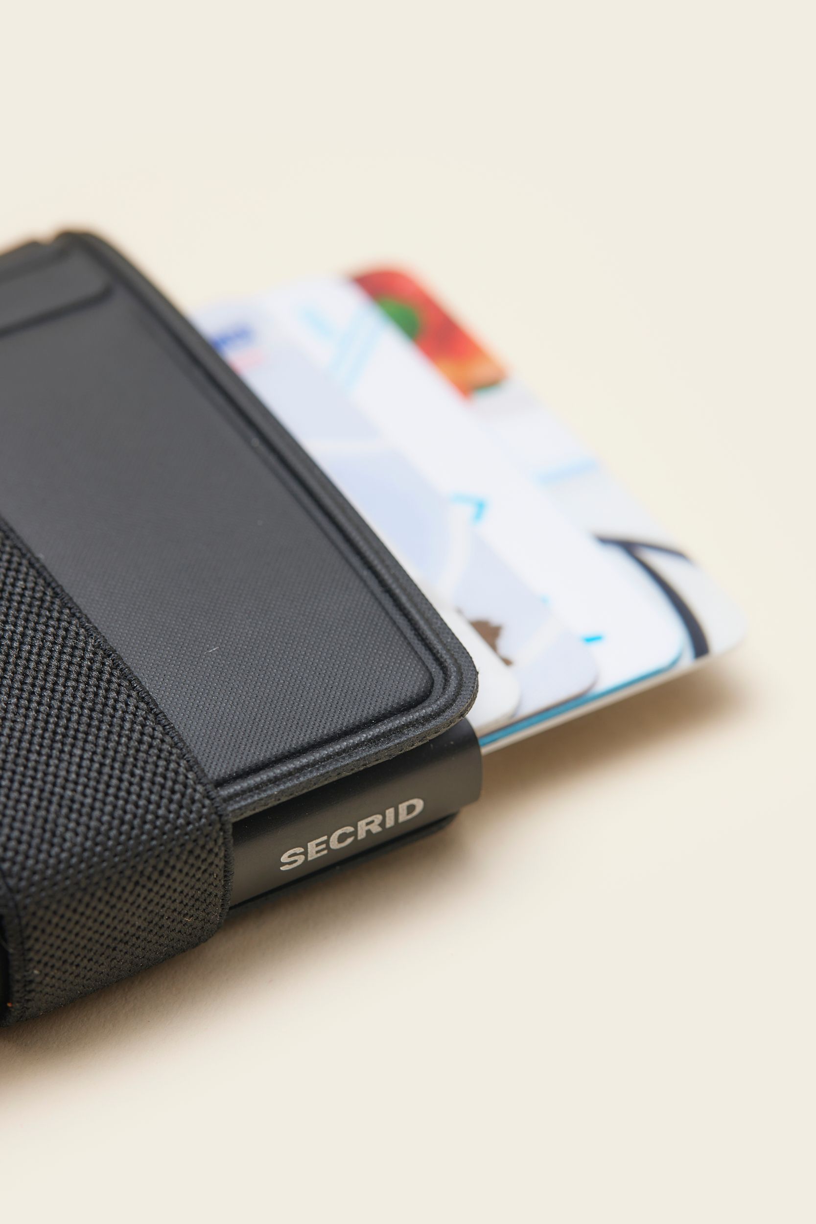 MERCHERY_23_Secrid_bandwallet_black_closeup_8e39e97a02.jpg