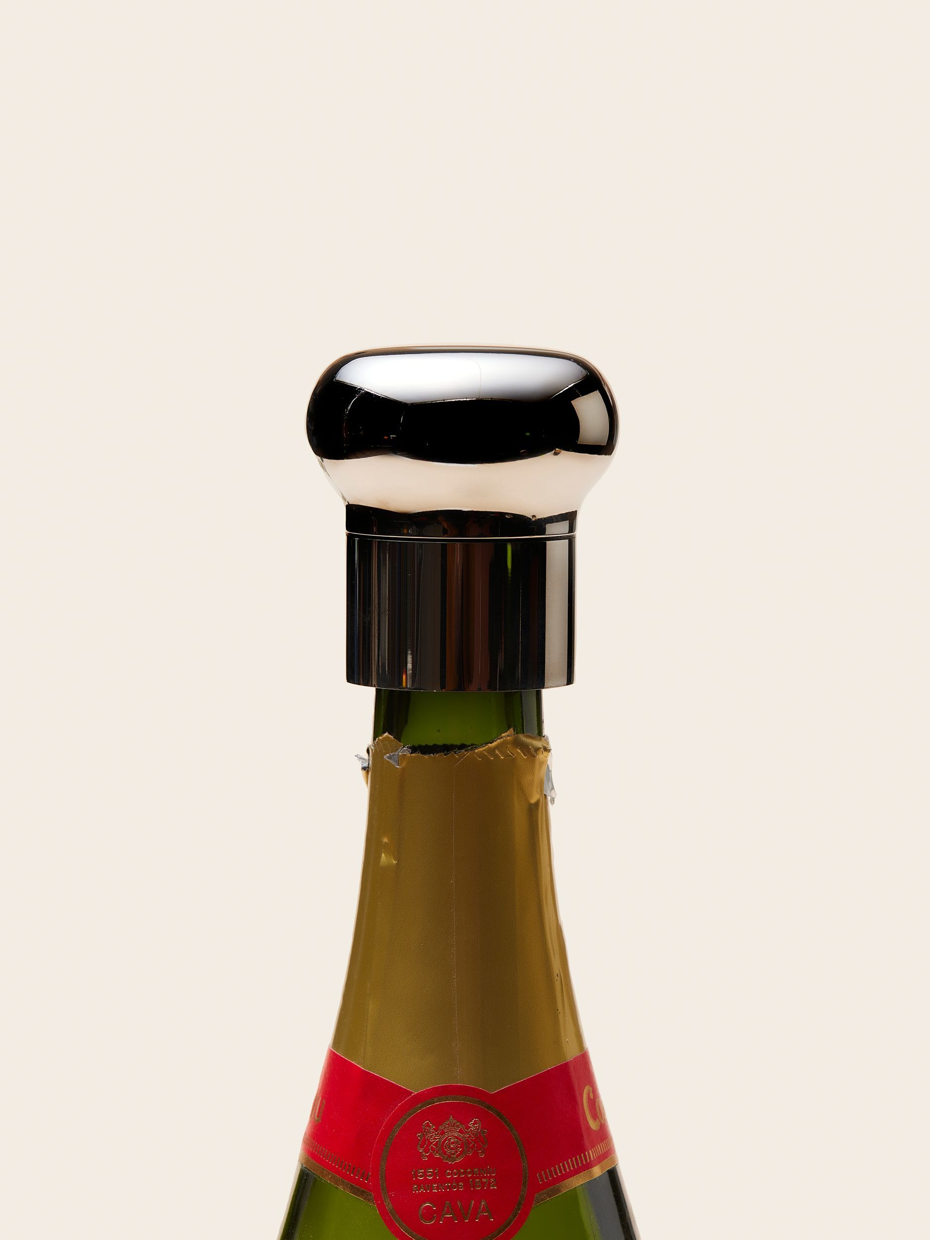 https://merchery.co/cms/uploads/MERCHERY_Alessi_bottle_stopper_stainless_steel_on_bottle_0b8b59100a.jpg