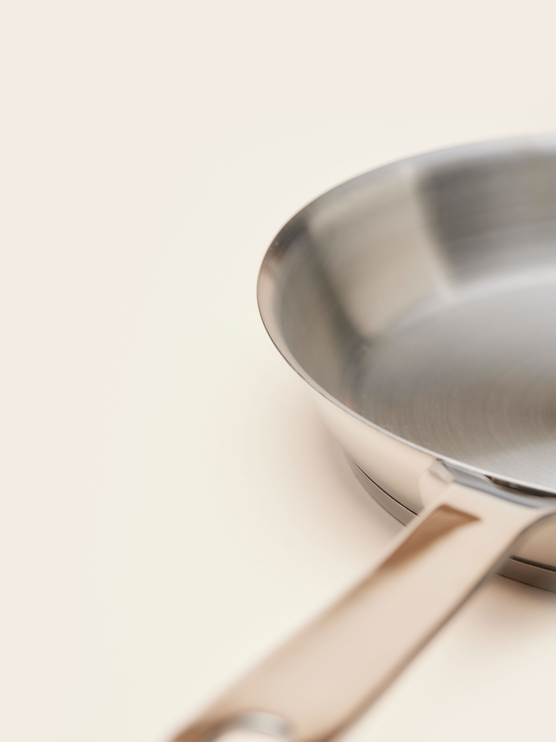 MERCHERY_Alessi_frying_pan_closeup_1_1c9a607097.jpg