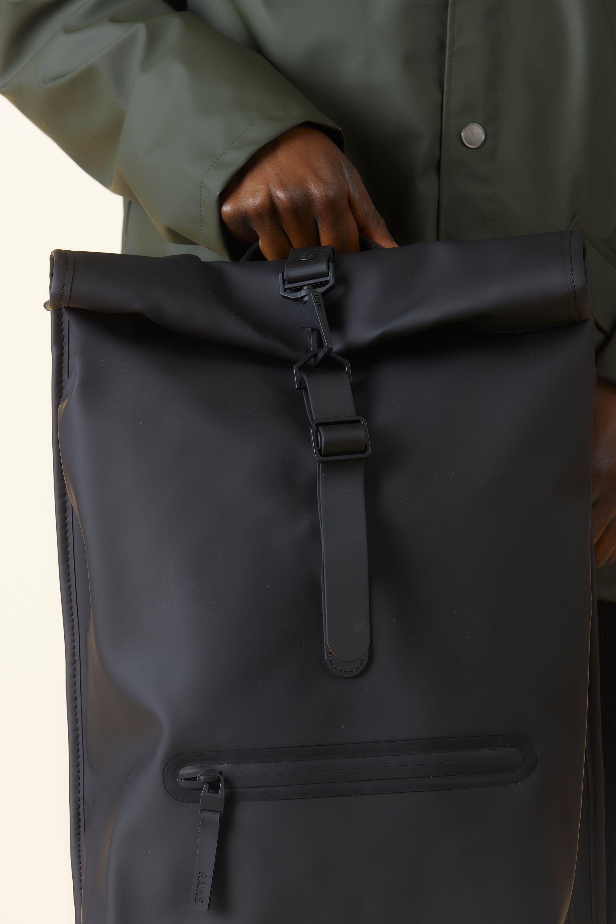 Rains_backpack_black_MERCHERY_DEC_233953_1_0df3bbfd1b.jpg