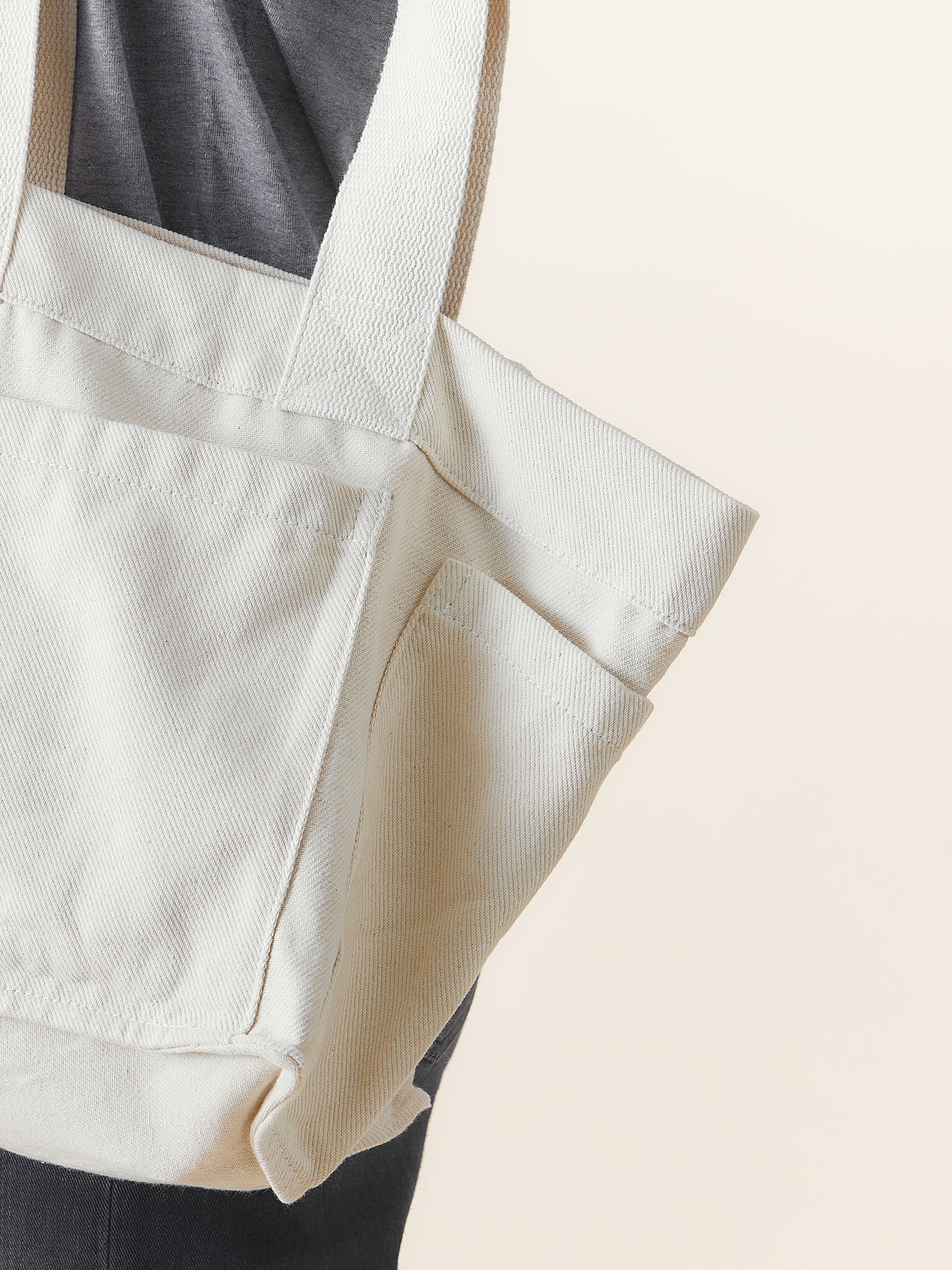 Reversible_pocket_tote_MERCHERY_2025_JANUARY_4904_Natural_1_94e1e5f54e.jpg